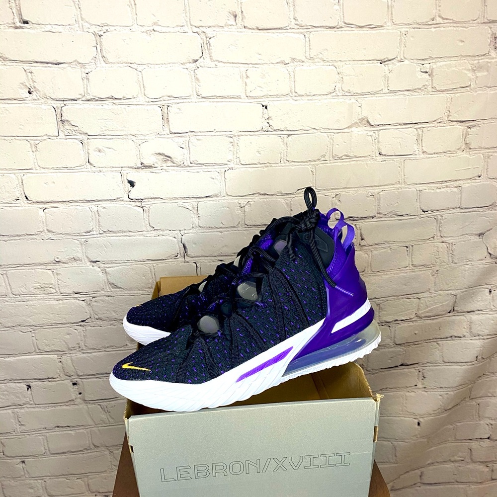 Lebron XVIII Nike, Size 9, Black Metallic Gold